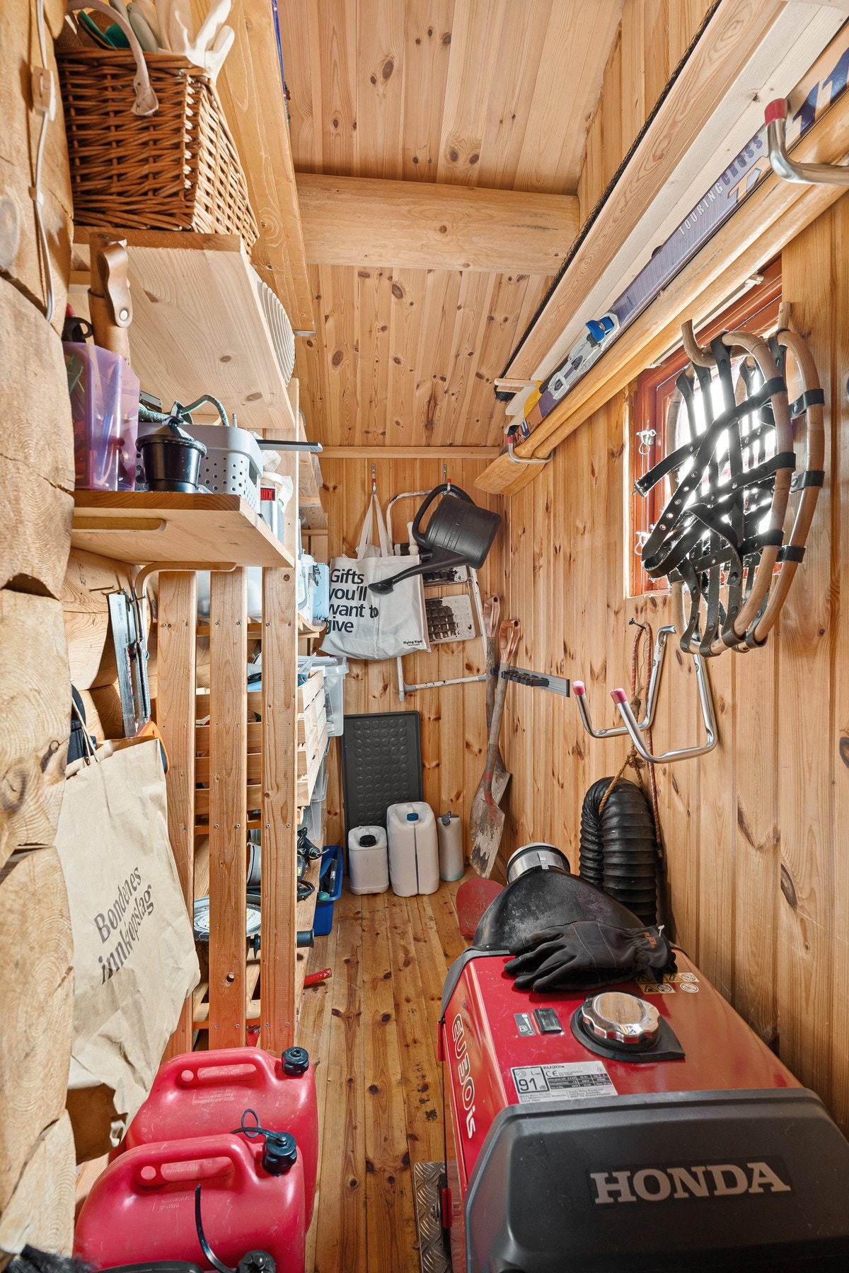 Bod i uthuset, Honda aggregat følger med i handelen. Galleribilde