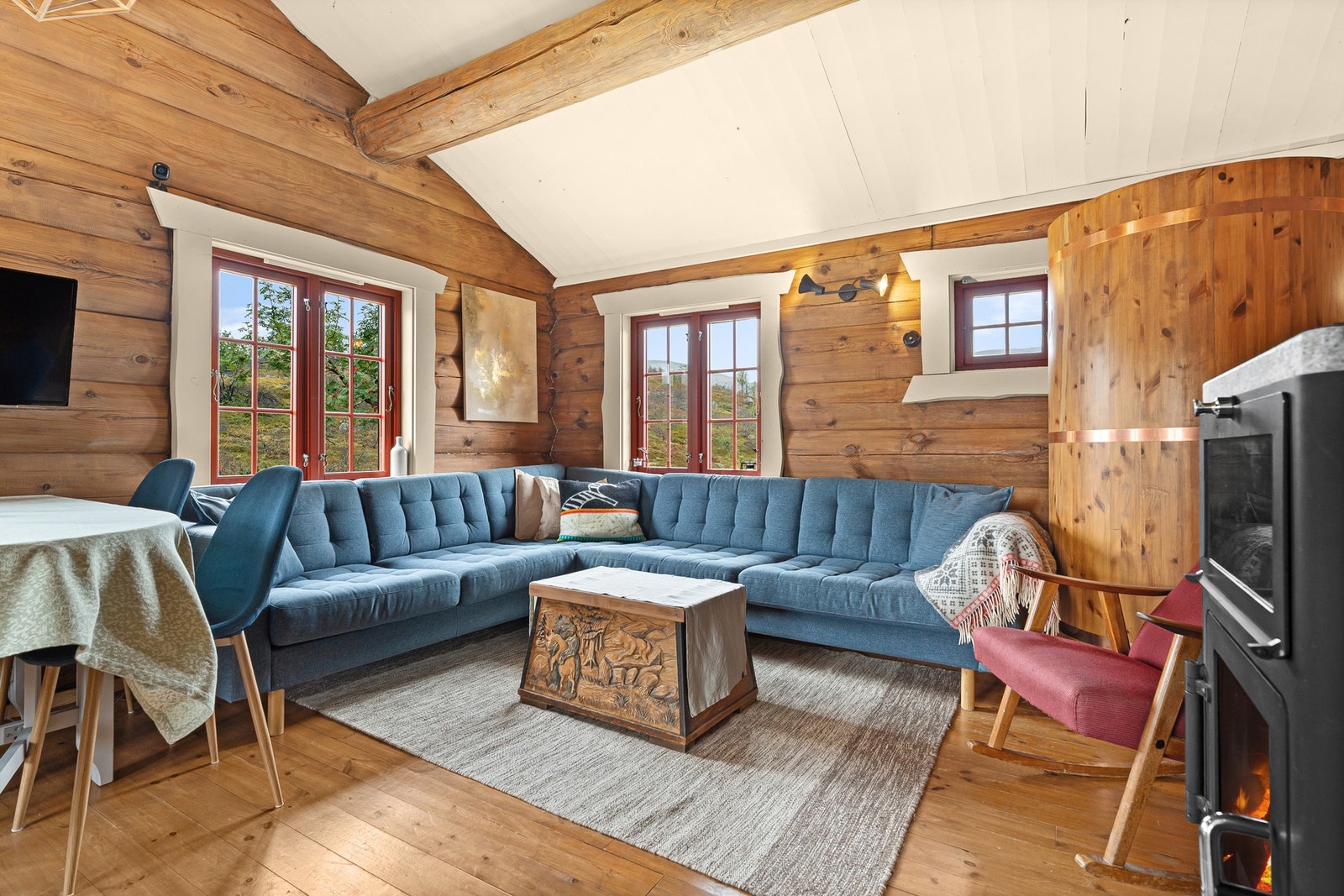 Velkommen inn - tømmerveggene og den gode takhøyden skaper den lune og hyggelige hyttefølelsen. Galleribilde