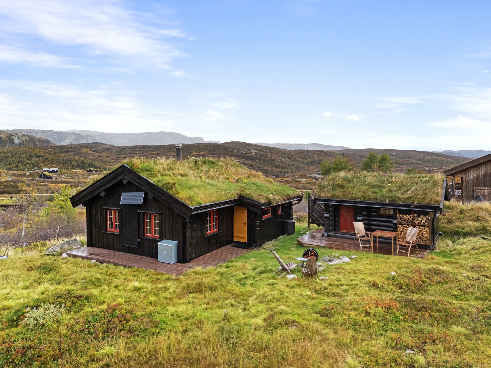 Beliggenheten må framheves - hytta ligger i naturskjønne omgivelser - et eldorado for den friluftsinteresserte sommer som vinter. Galleribilde