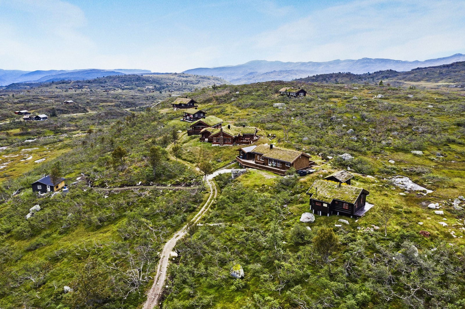 Det er anlagt gangvei fra parkeringsplassen opp til hyttene. Galleribilde