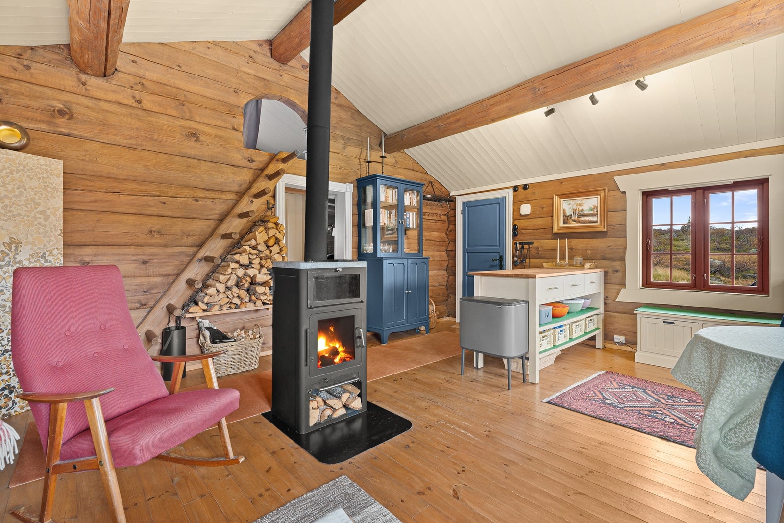 Det er satt inn en effektiv vedovn - i tillegg er det installert en meget effektiv Safire Dieselvarmer med en ring hytta varm løsning. Galleribilde