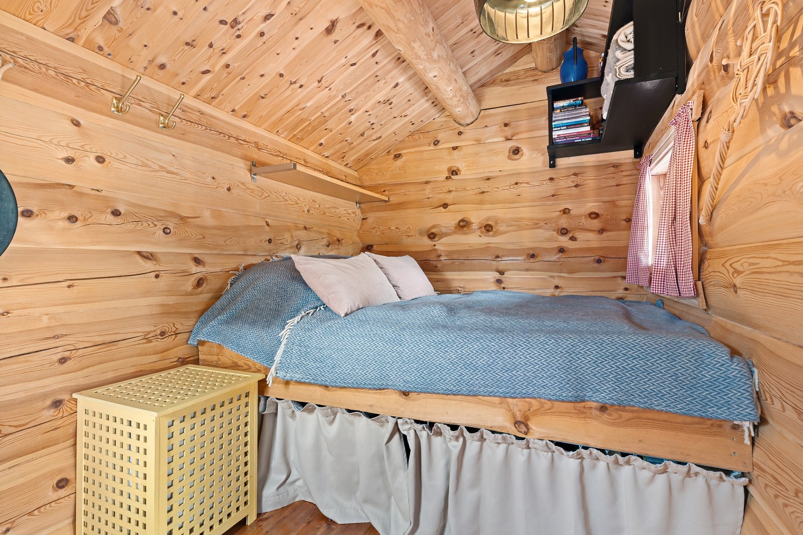 Deler av uthuset er innredet med plassbygget seng. Galleribilde