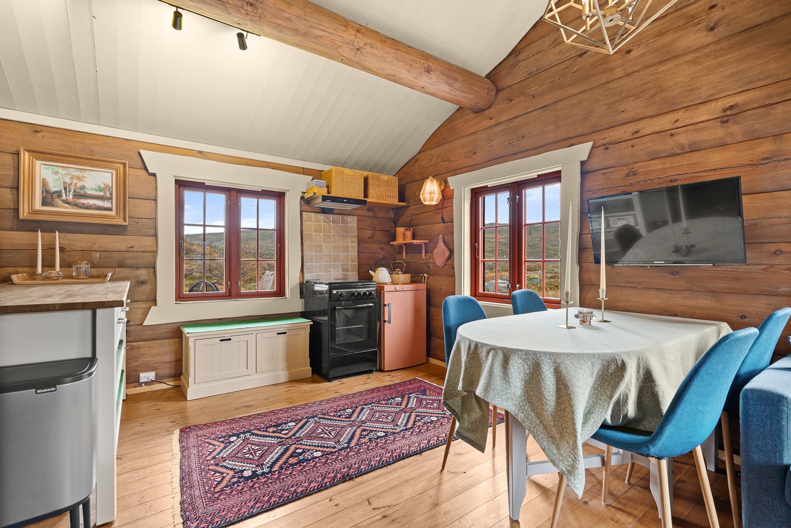 Det er anlagt en koselig kjøkkenkrok i det ene hjørnet av stua. Gasskomfyr og gasskjøleskap som er tilkoblet utendørs fast opplegg og automatisk omveksler for gass. Galleribilde