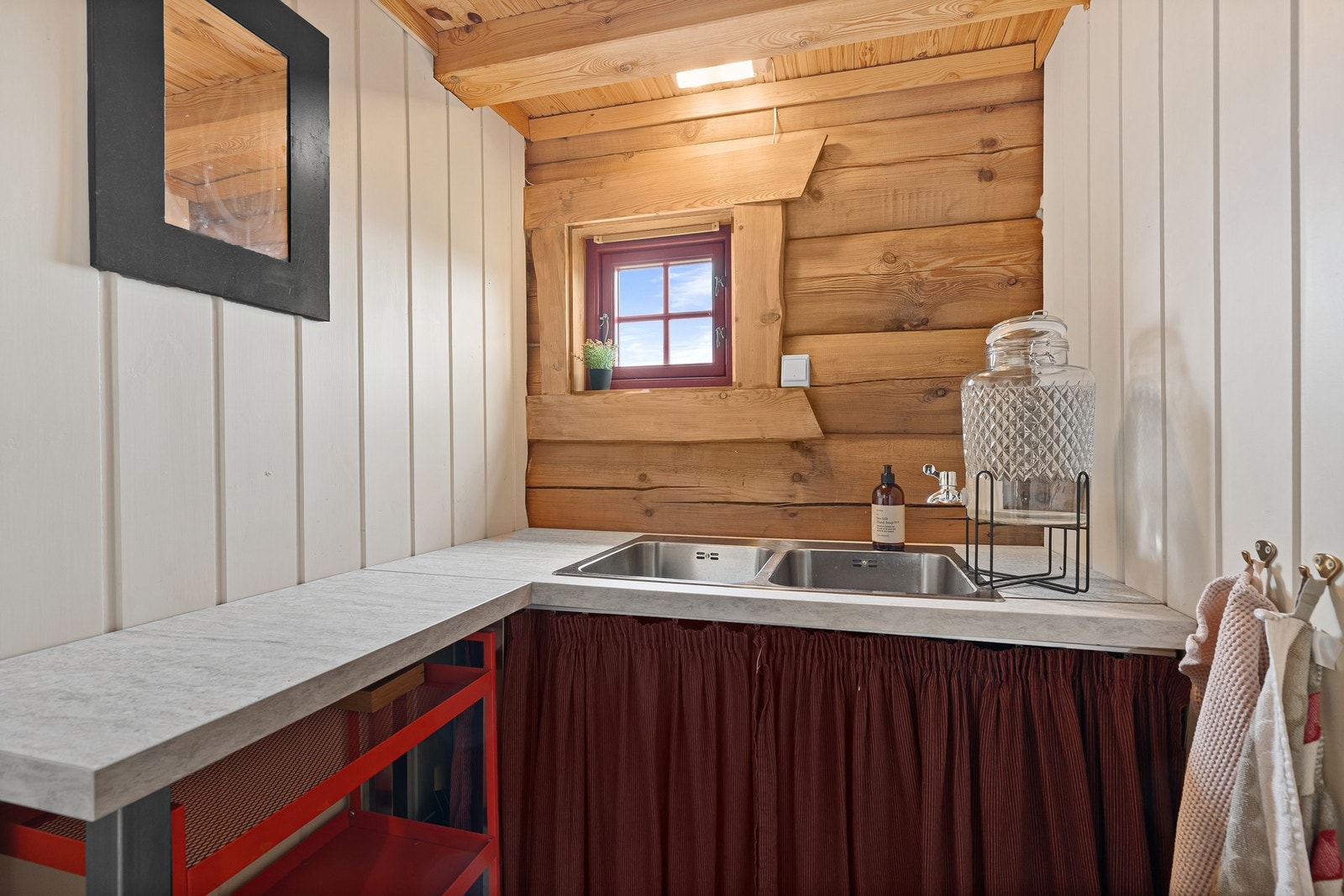 Mellom soverommene er det et praktisk lite rom med vask. Galleribilde