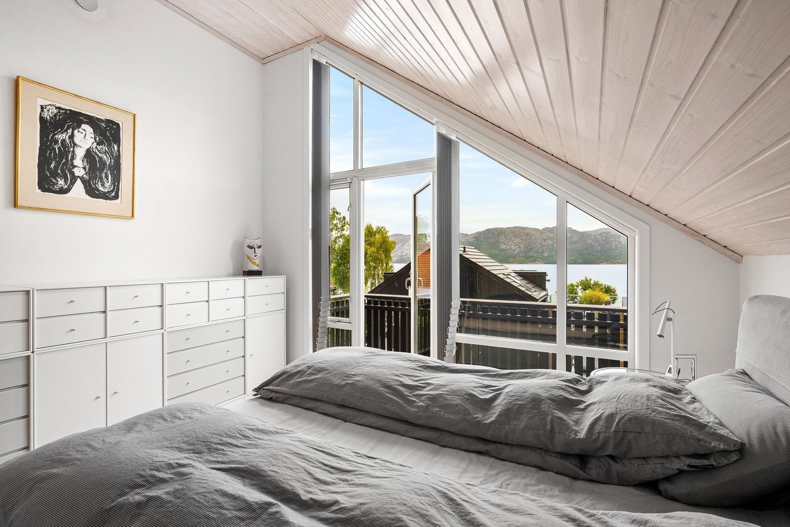 Fra soverommet har man utgang til balkong hvor morgensolen kan nytes. Galleribilde