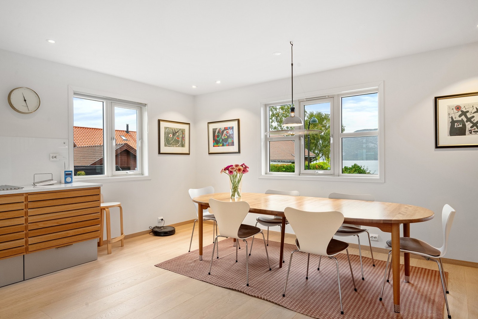 Kjøkkenet er romslig og har god plass til ønsket spisegruppe. Galleribilde