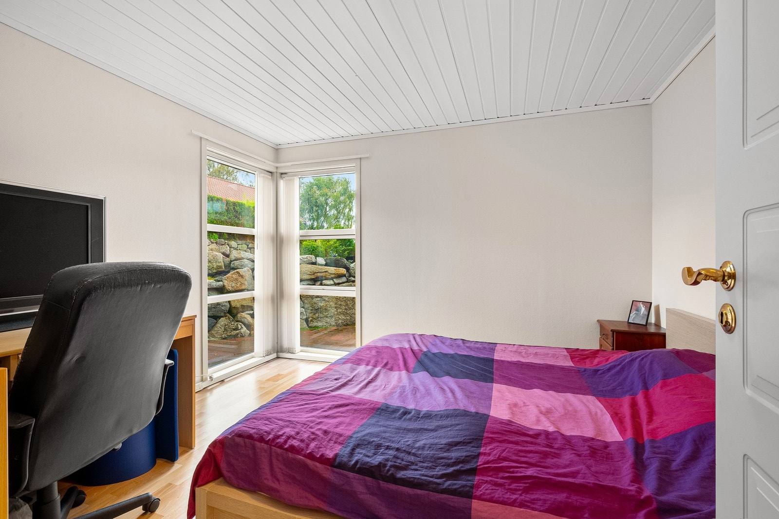 Romslig soverom med plass til ønsket møblering. Galleribilde