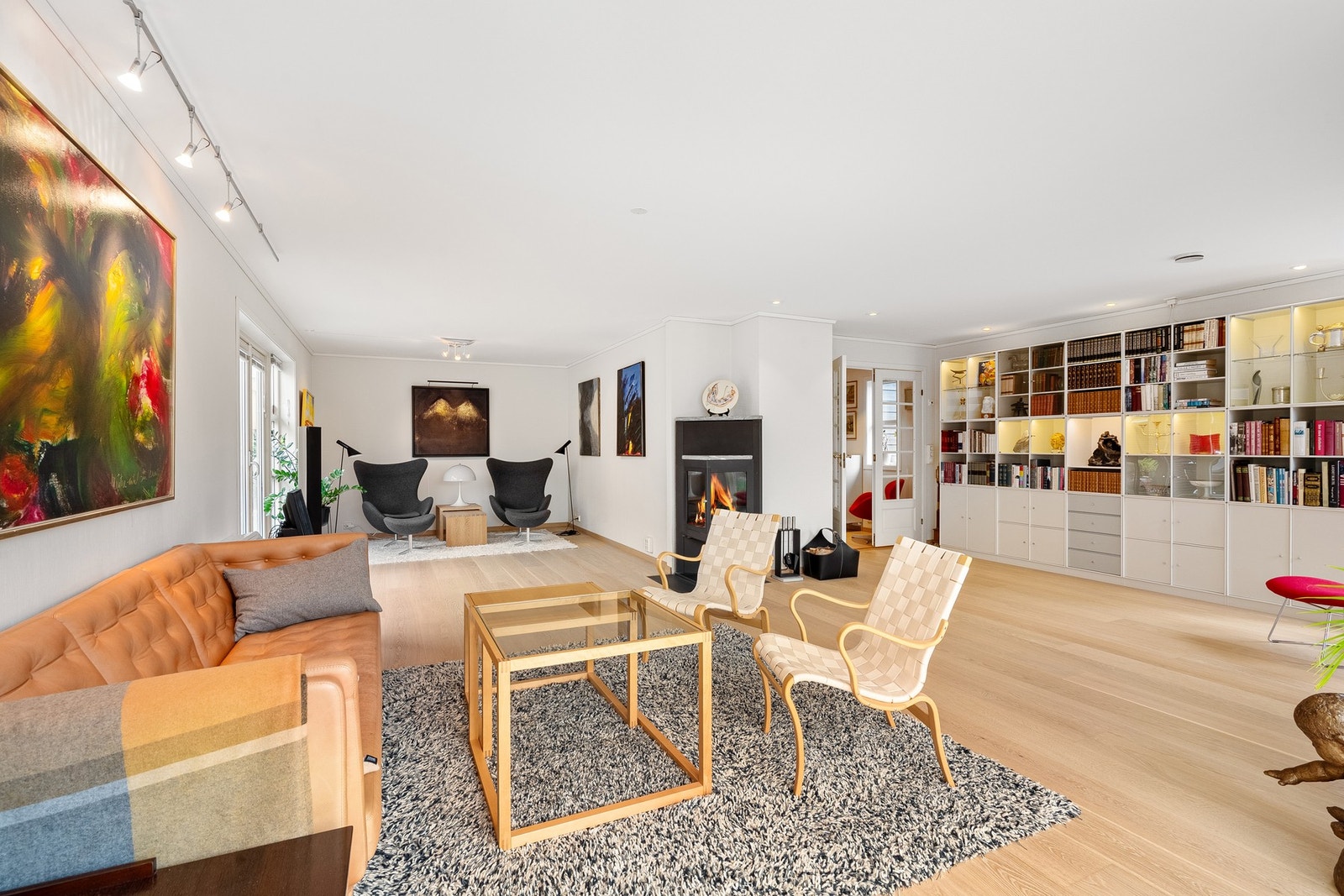 Stuen er av god størrelse og kan enkelt møbleres i ulike soner. Galleribilde