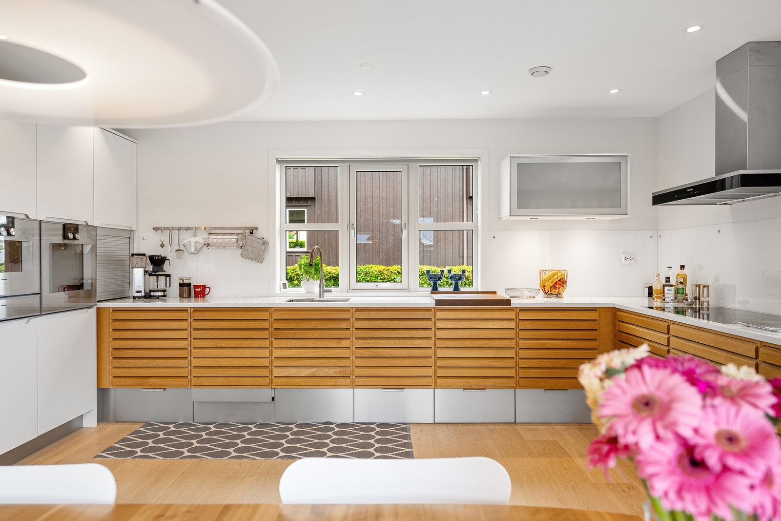 Stilrent kjøkken med innfelte spotter i himling og godt med arbeidsplass. Galleribilde