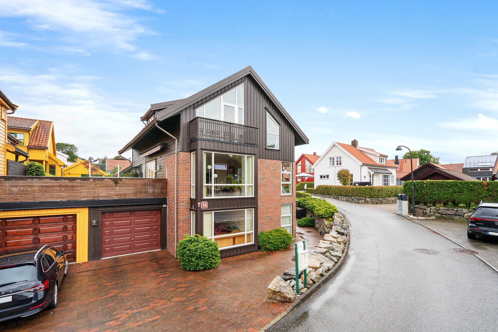 Det er gode parkeringsmuligheter på egen tomt og i garasje. Galleribilde