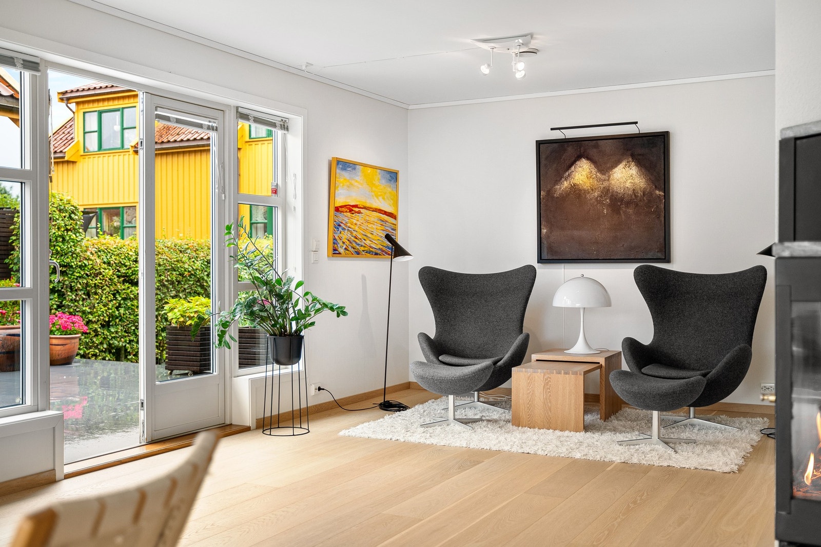 Fra stuen er det utgang til herlig uteområde. Galleribilde