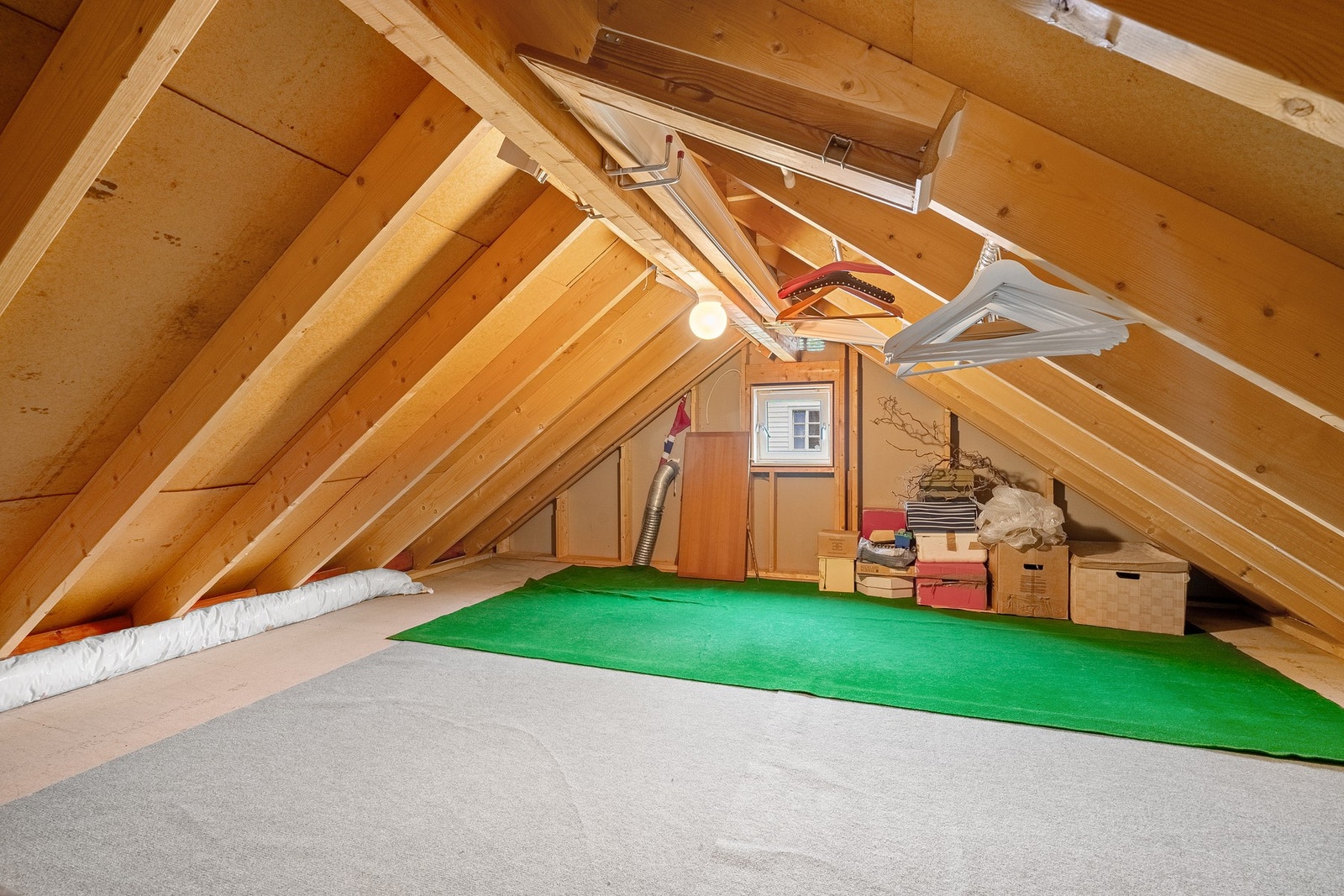 Det er gode oppbevaringsmuligheter på loftet. Galleribilde