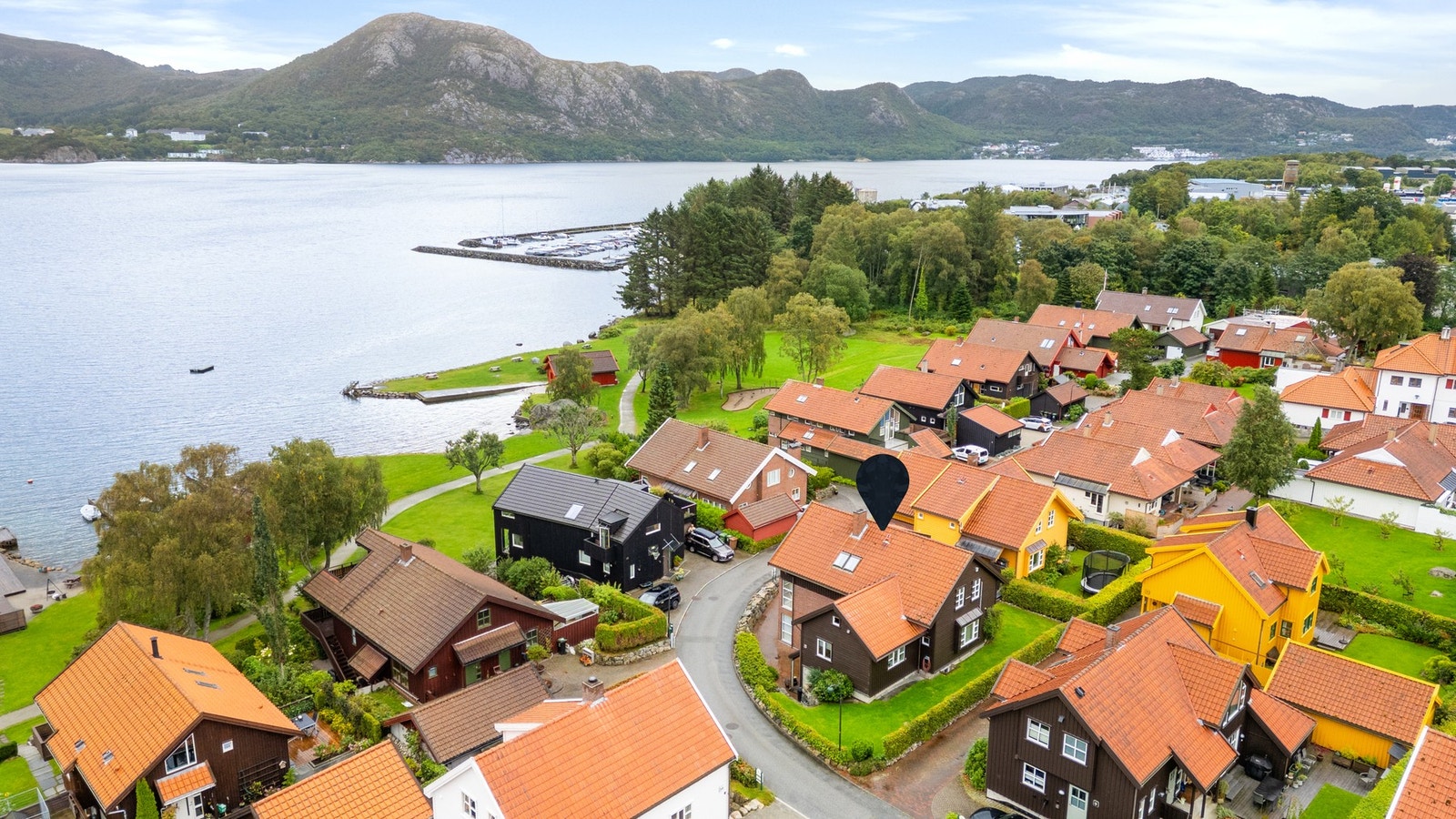 Boligen har en flott og sjønær beliggenhet, med romslig endetomt. Galleribilde