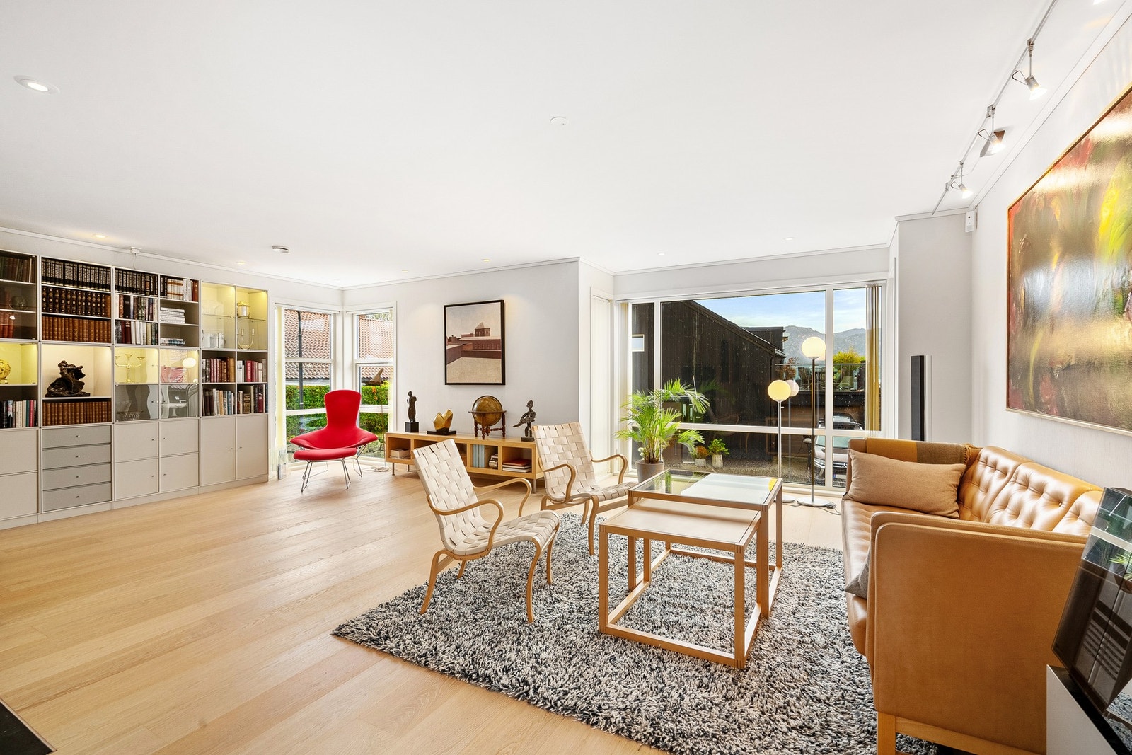 De store vindusflatene sikrer rikelig med naturlig lysinnslipp. Galleribilde