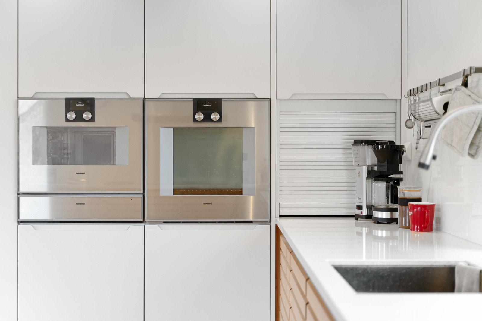 Integrert stekeovn og dampovn fra kvalitetsleverandøren Gaggenau, samt flott benkeplate av stein. Galleribilde
