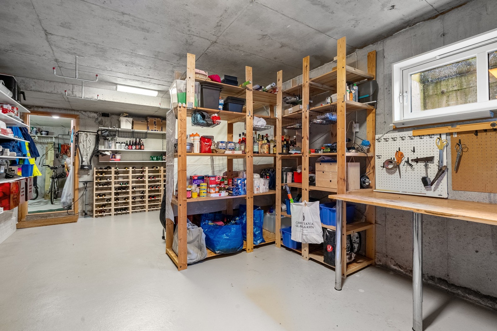 Kjellerrom med videre adkomst til garasje. Galleribilde