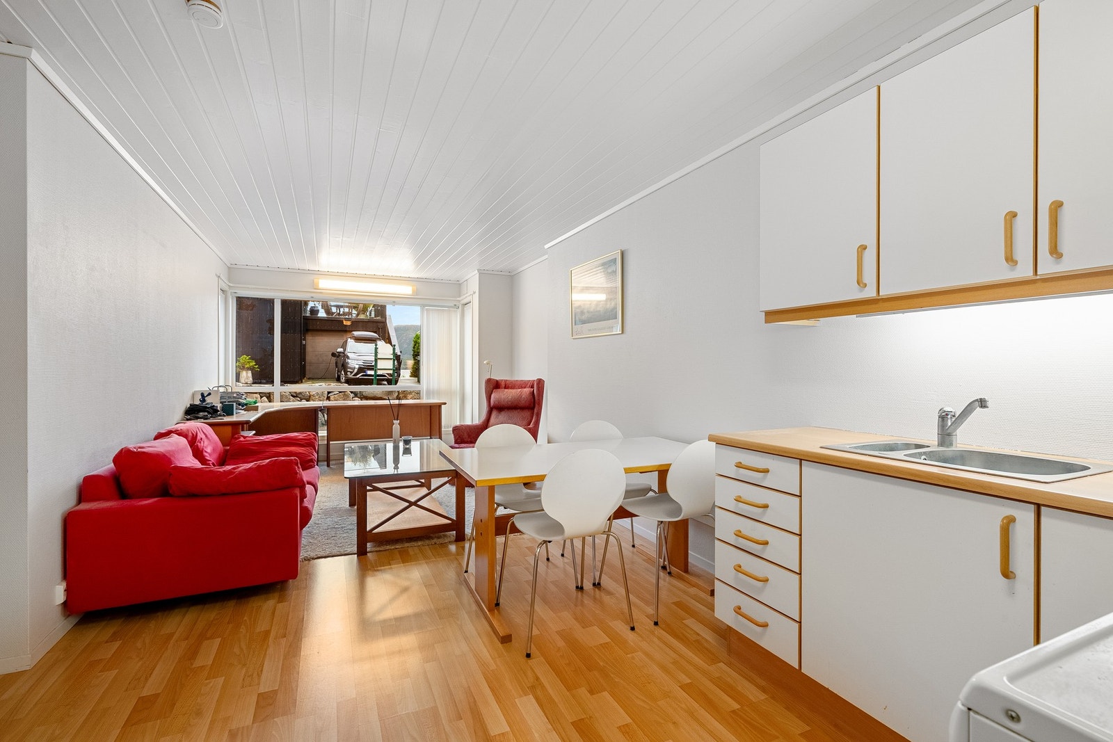 Utleiedelen har åpen stue- og kjøkkenløsning som gir rommet en sosial og luftig atmosfære. Galleribilde