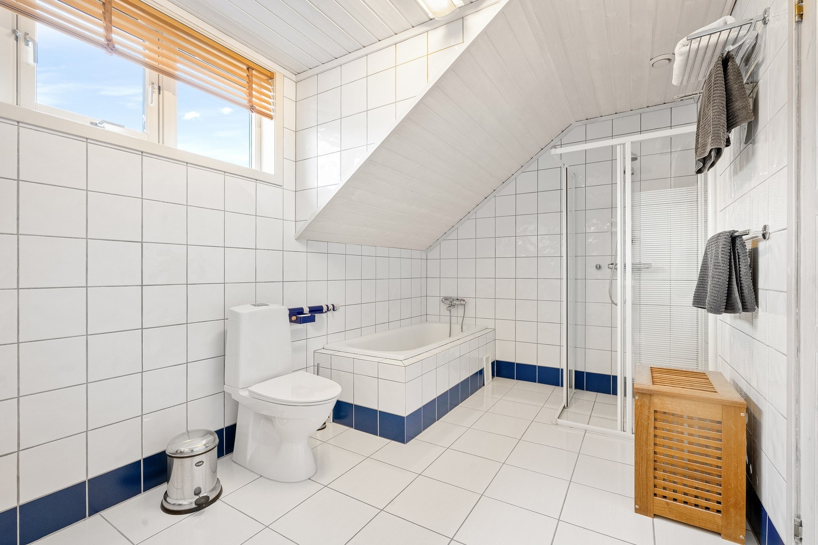 Badet er romslig og innehar både badekar og dusjhjørne. Galleribilde