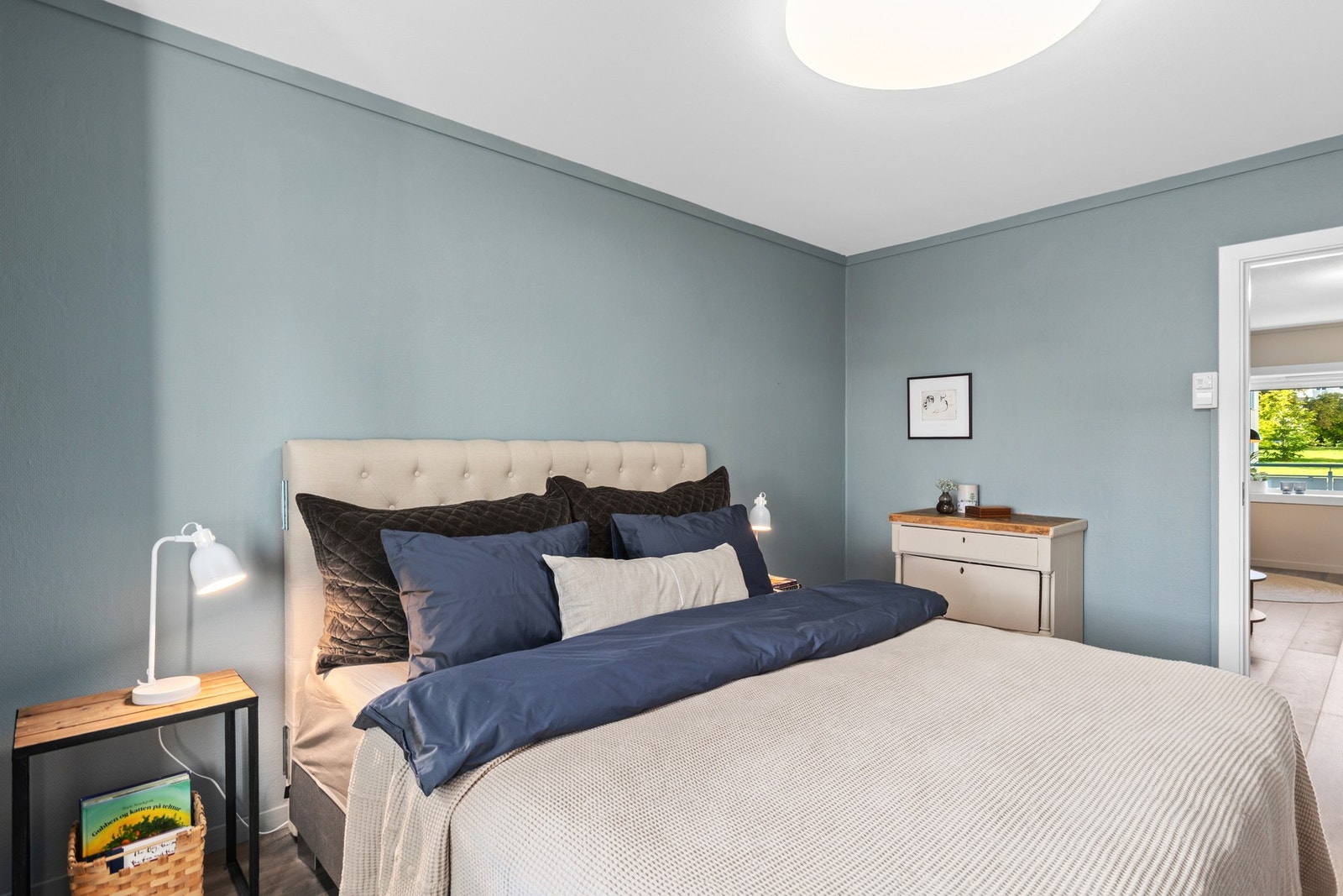 Det er montert nye plisségardiner i stue, på kjøkken og på soverom. Gardinene på soverommene er lystette. Galleribilde