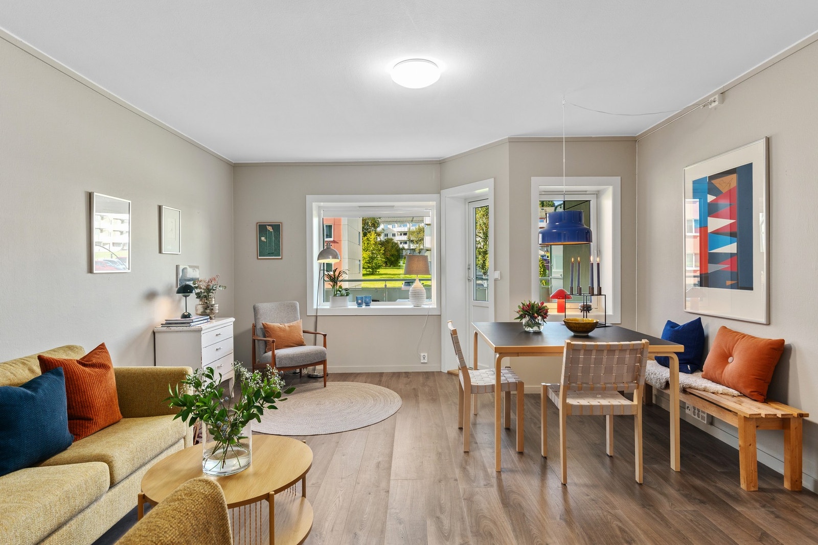 Fra stuen er det direkte utgang til en romslig og trivelig veranda med ettermiddags- og kveldssol. Galleribilde