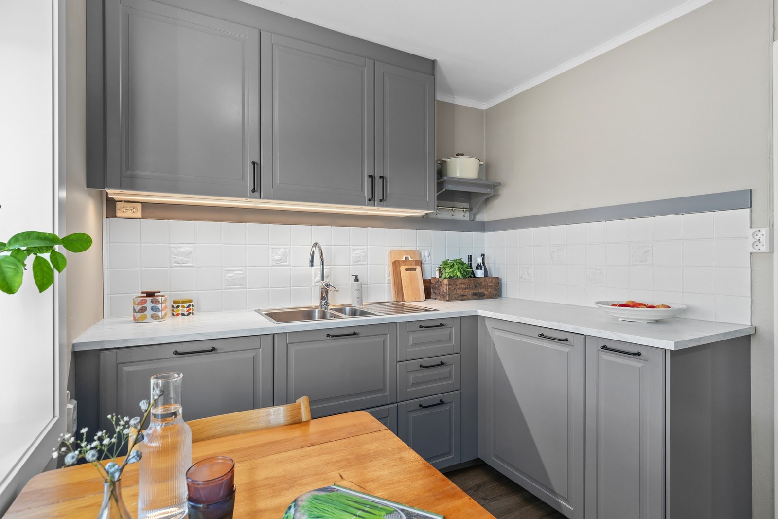 Integrerte hvitevarer består av kjøl-/fryseskap og oppvaskmaskin. Galleribilde