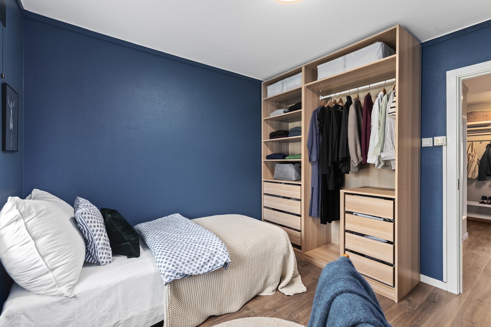 Rommet har et nytt og innholdsrikt garderobeskap. Galleribilde