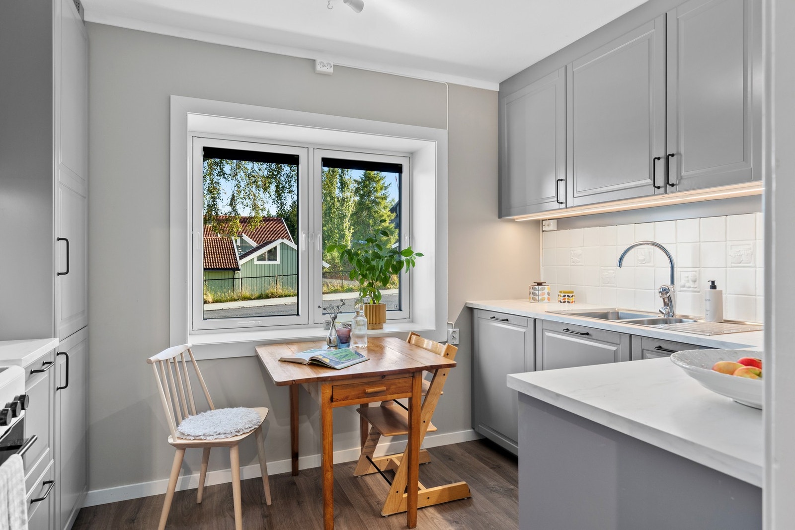 Romslig, nytt og praktisk kjøkken med moderne innredning og hyggelig spiseplass. Galleribilde