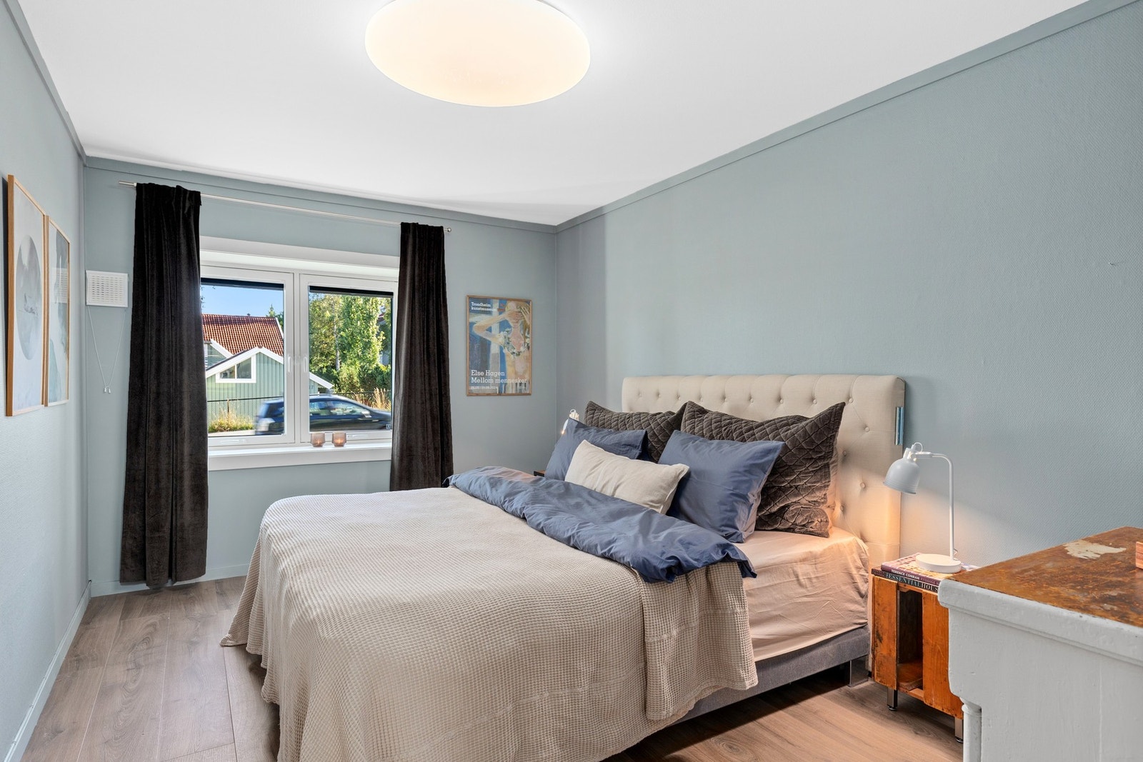 Hovedsoverommet er på romslige 13 kvm med klesoppbevaring i garderobeskap. Galleribilde