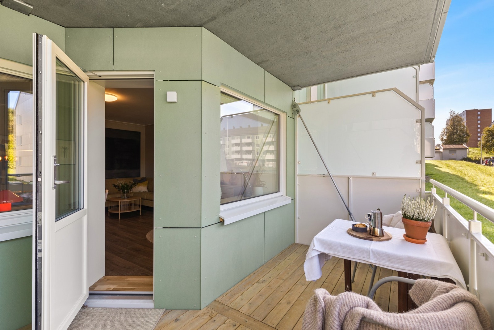 Det ble montert ny verandadør og nye 3-lags vinduer i 2023. Blokkene har også fått nye balkonger og fasadeplater. Galleribilde