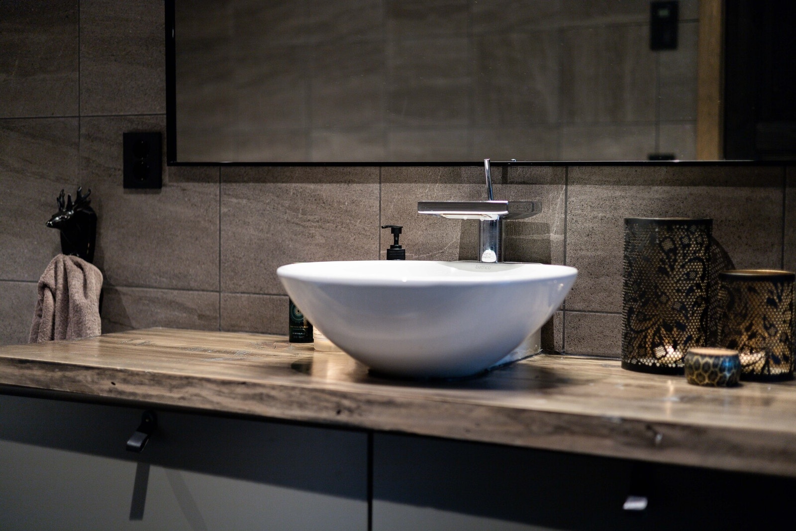 Moderne servantinnredning med oppbevaringsplass. Galleribilde