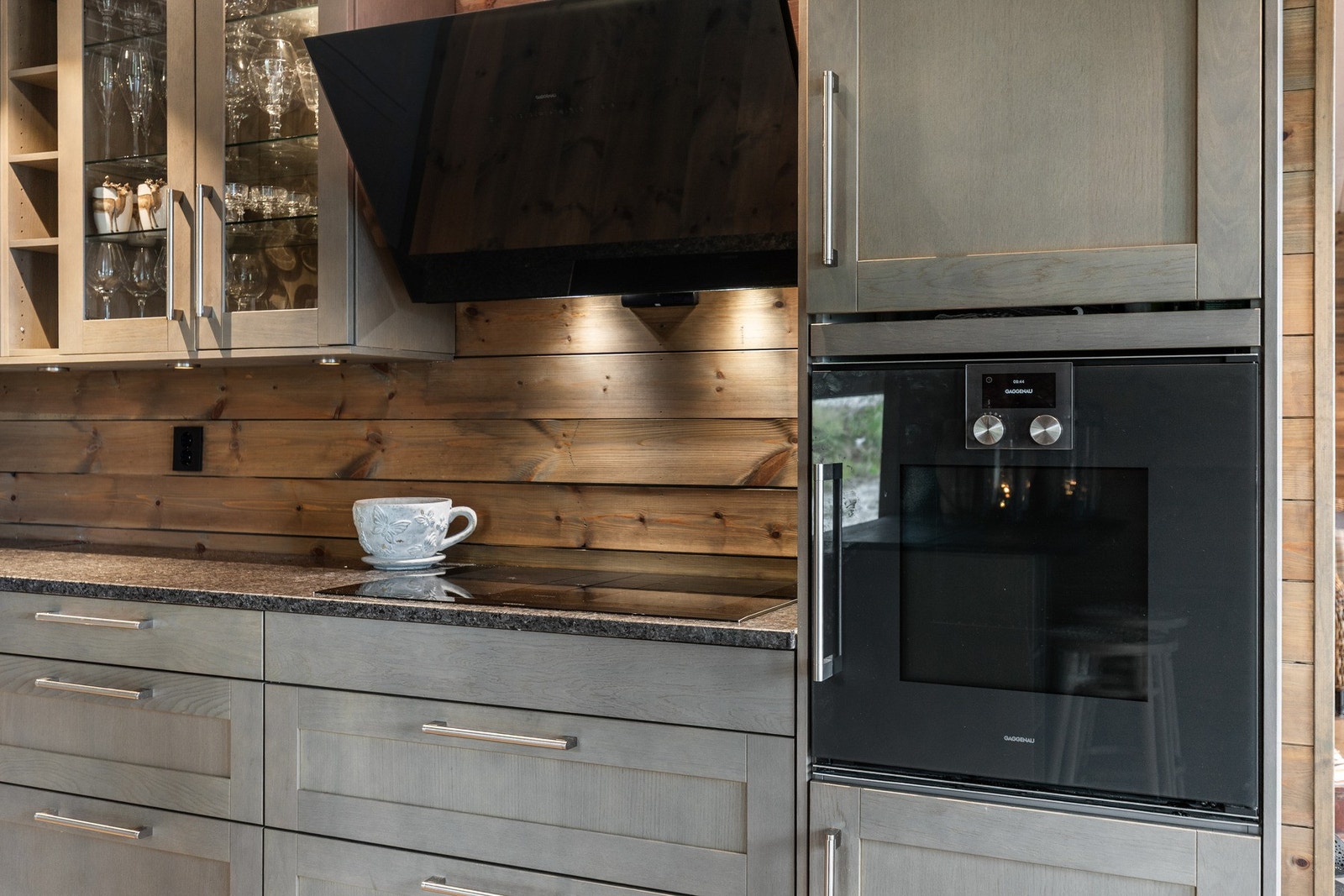 Kjøkkenet har flotte, integrerte hvitevarer. Galleribilde