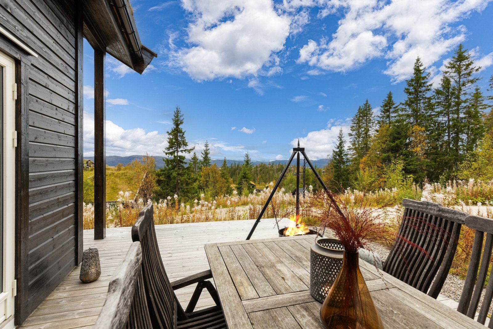 Privat og lun uteplass med ekte hyttefølelse. Galleribilde