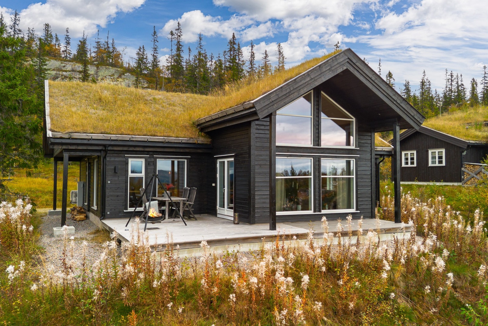 Vinterstid finner du milevis med preparerte skiløyper i alle retninger, samt flotte muligheter for toppturer til blant annet Høgevarde, Gråfjell og Ranten. Galleribilde