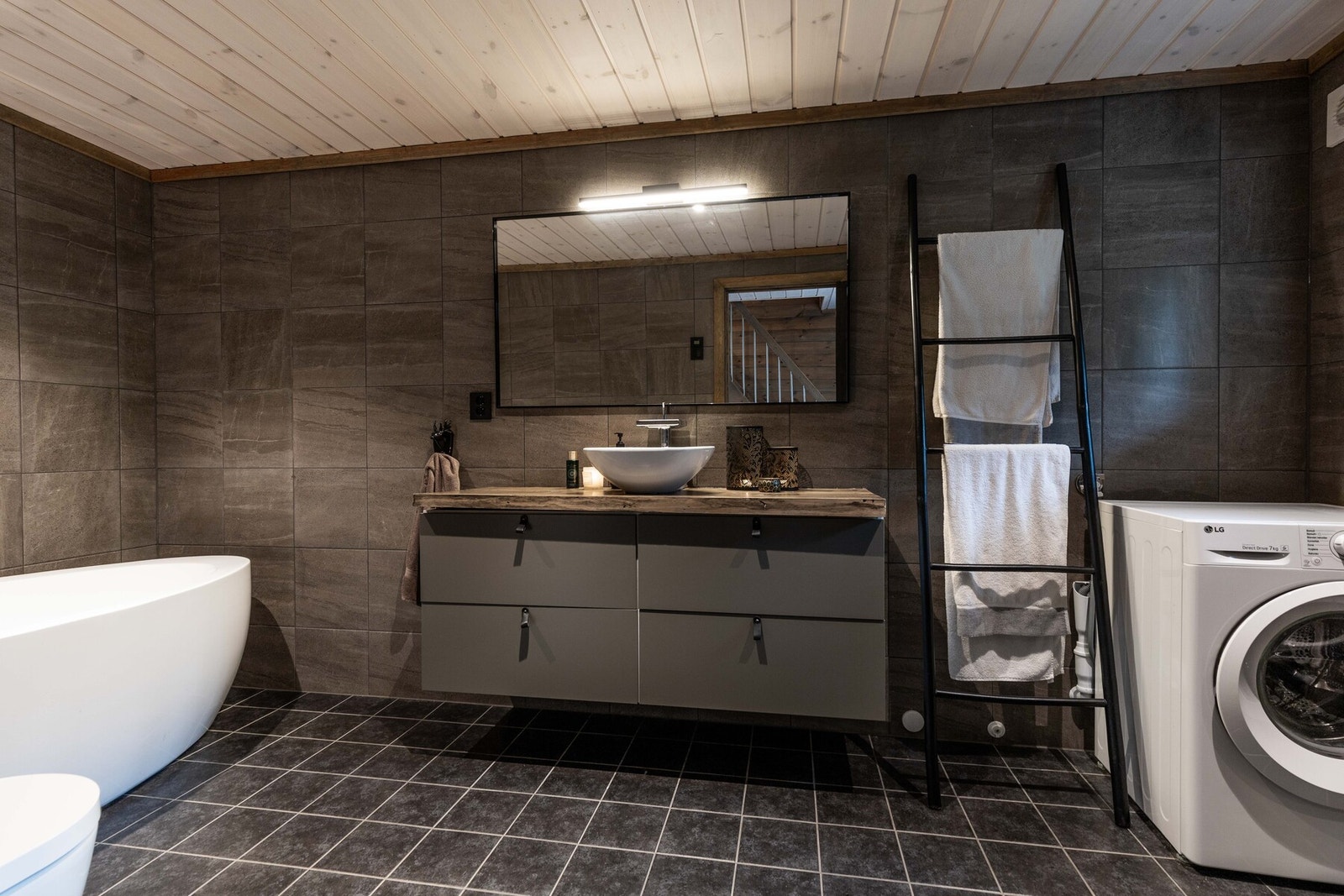 Delikat bad med fliser og varmekabler Galleribilde