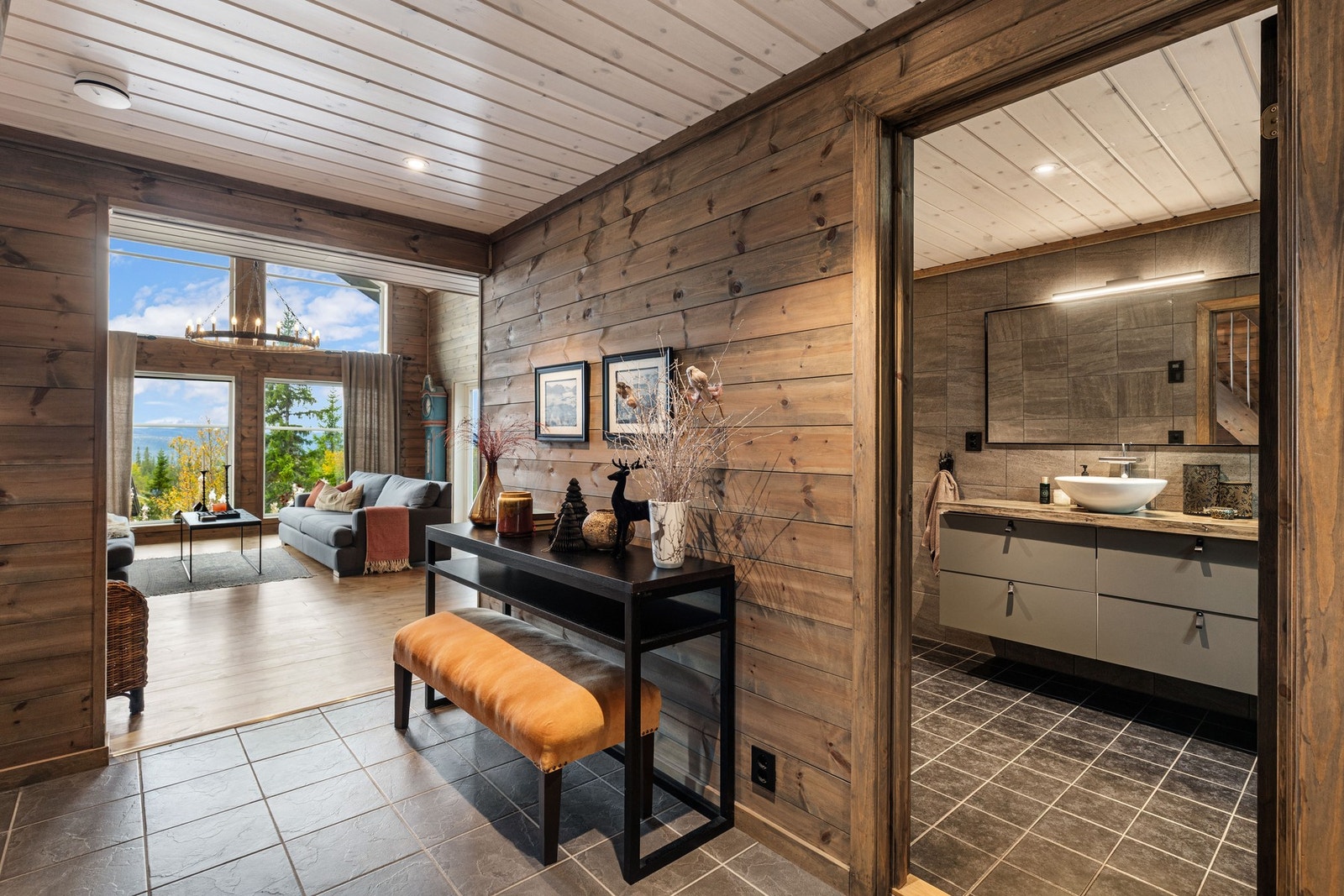 Badet ligger tilknyttet entreen. Galleribilde