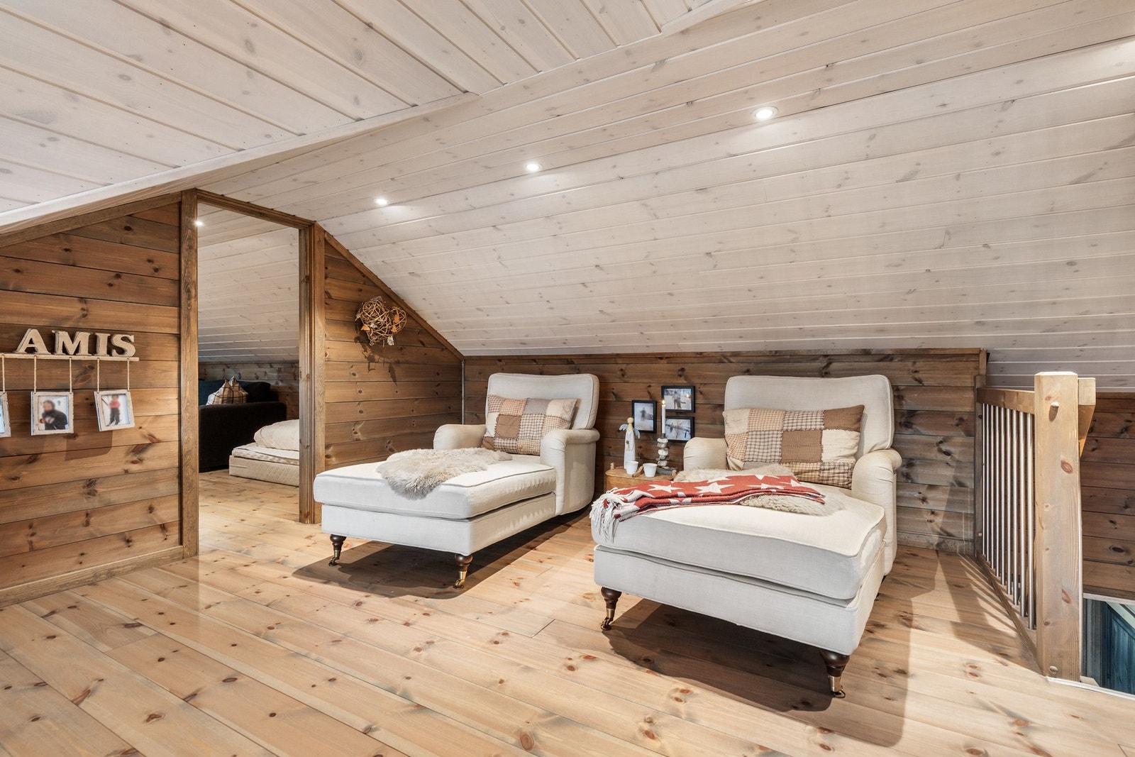 Her er det også en romslig hems, bestående av to soverom og en loftsstue. Galleribilde