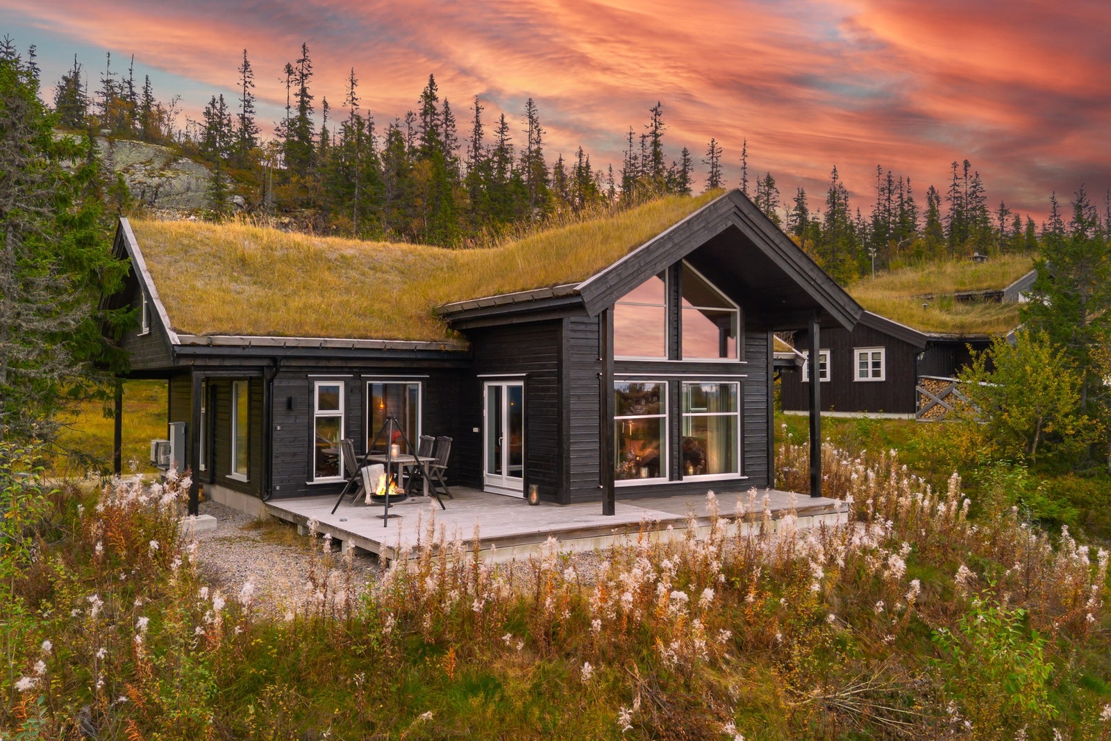 PrivatMegleren v/ Vetle Haug Kristensen har gleden av å presentere denne moderne og påkostede fjellhytta fra 2018 med stor takhøyde, panoramautsikt, innredet hems og nærhet til flott turterreng. Galleribilde