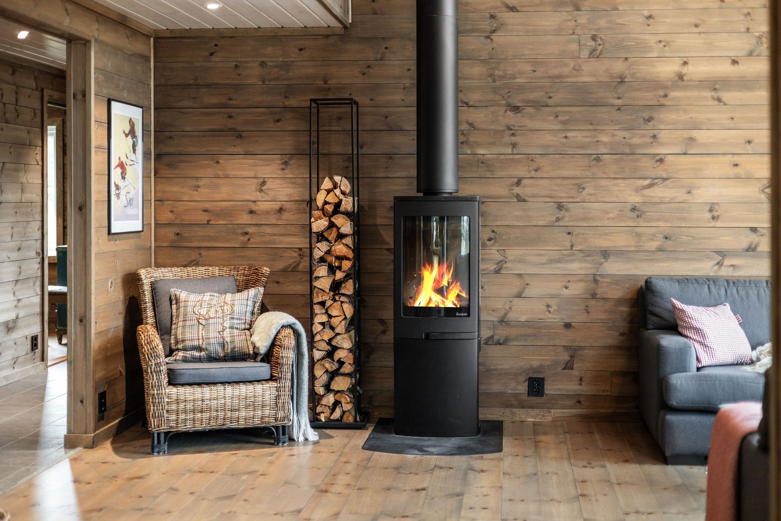 En peisovn varmer godt og skaper en lun stemning i stuen. Galleribilde