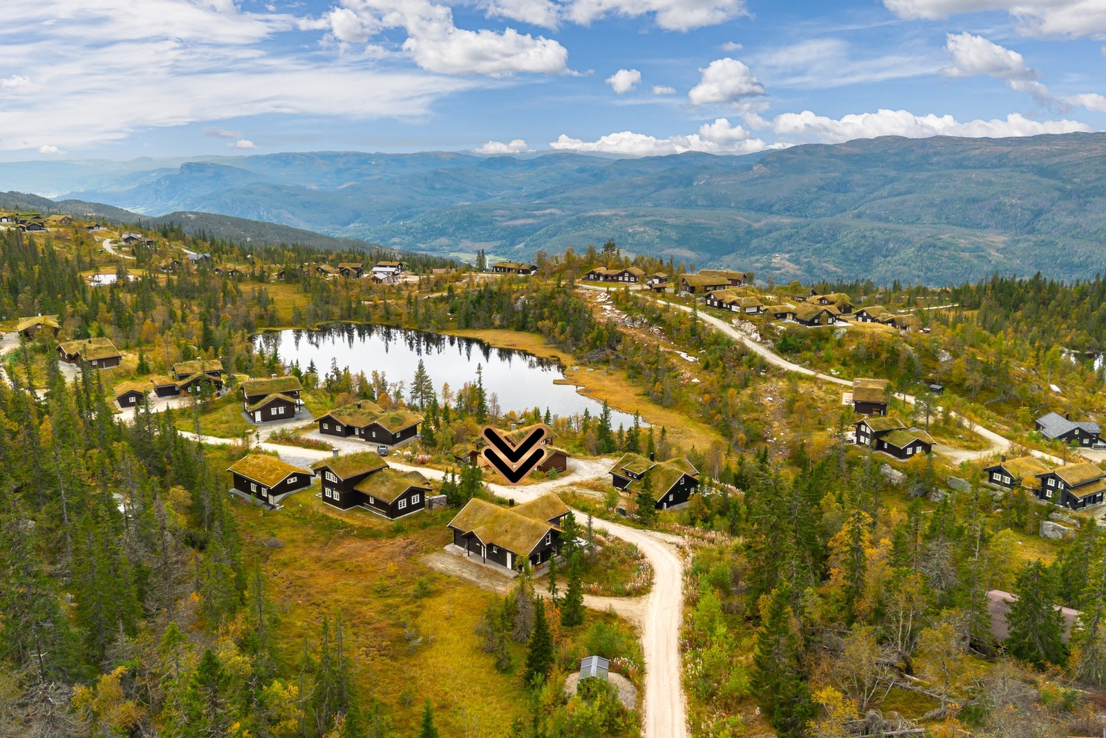 Hytta ligger skjermet og fredelig ca. 850 moh i et populært hyttefelt på Tempelseter, kun ca. 1,5 time fra Drammen og 2 timer fra Oslo. Galleribilde