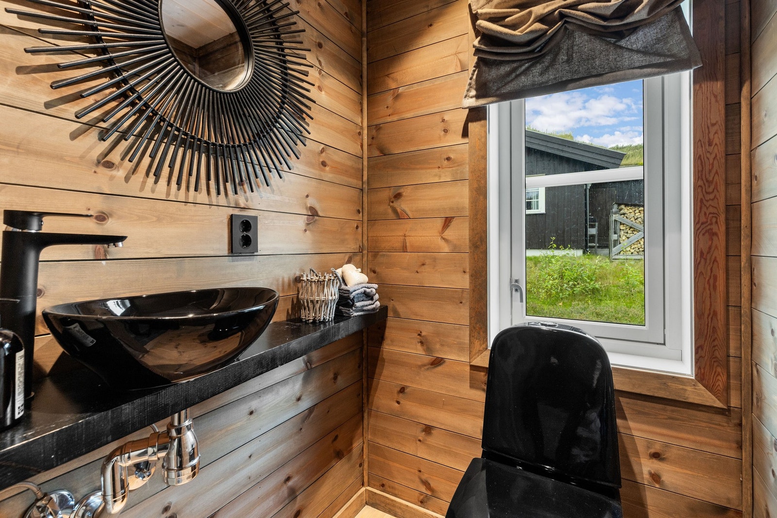 Praktisk toalettrom inntil de to soverommene. Galleribilde