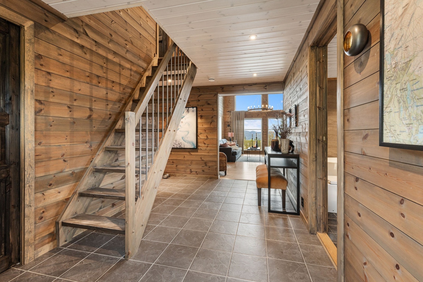 Romslig entré med fliser og gulvvarme. Galleribilde