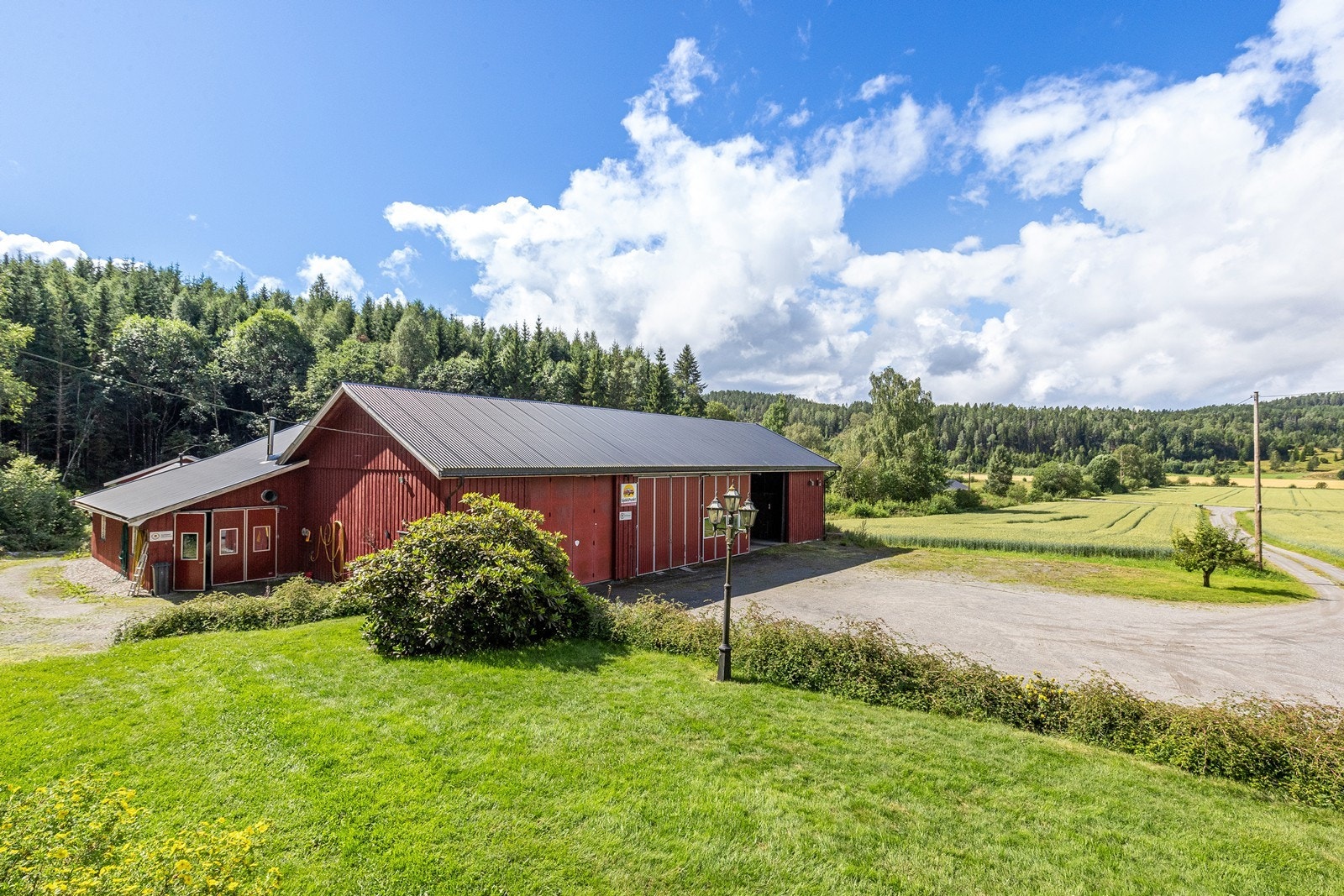 Velkommen til Kroksundveien 1034 - landbrukseiendom med verksted/vognskjul, stort bolighus mm. Galleribilde