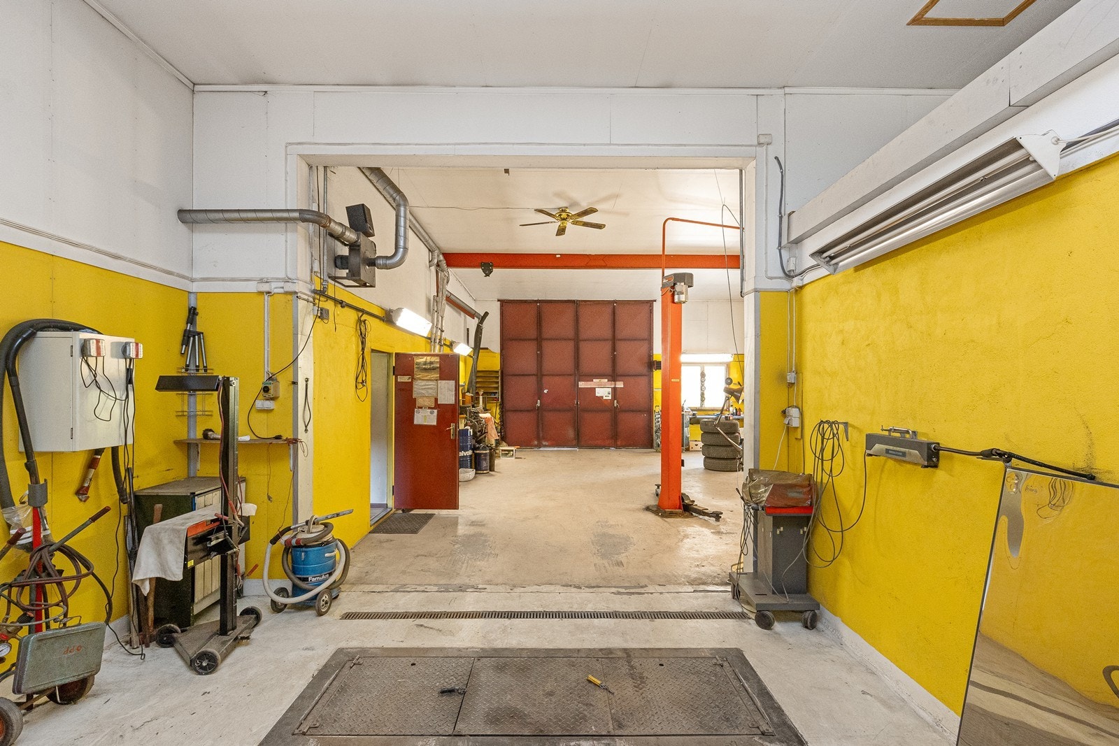 Verksted - løftebukker og annet utstyr følger ikke salget. Galleribilde