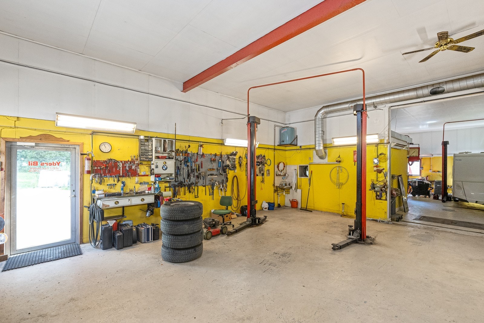 Verksted - løftebukker og annet utstyr følger ikke salget. Galleribilde