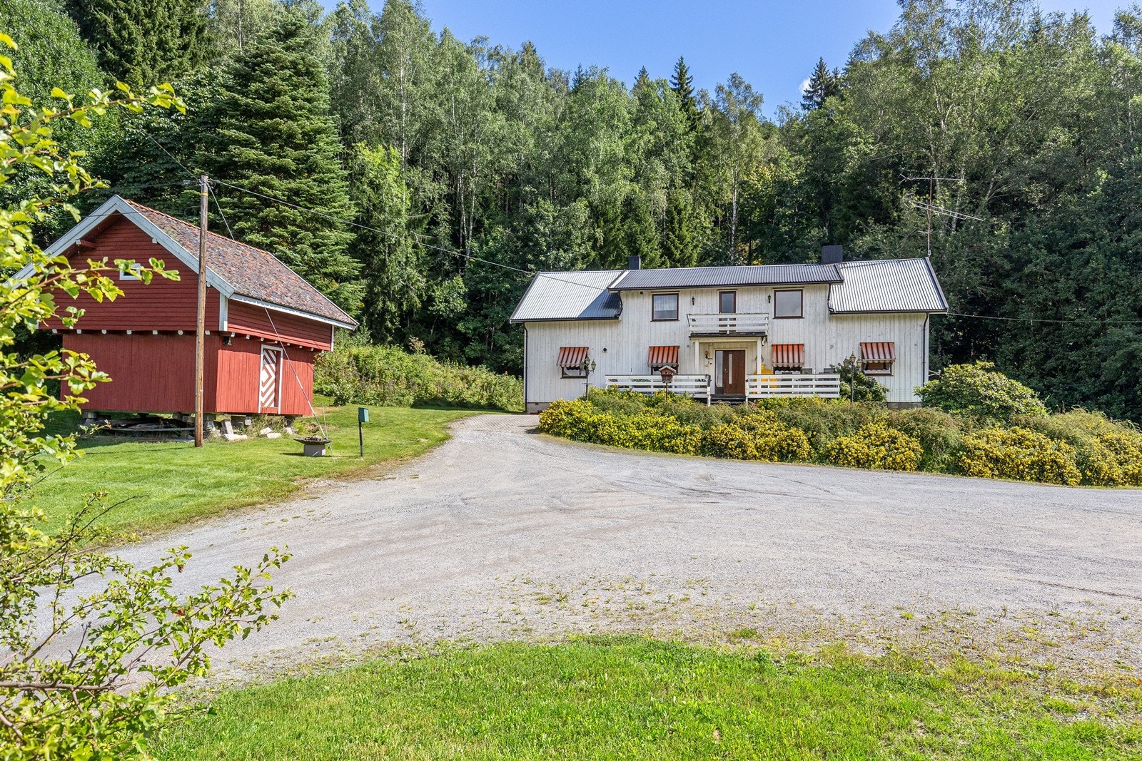Stabbur og bolighus med mye plass. Galleribilde