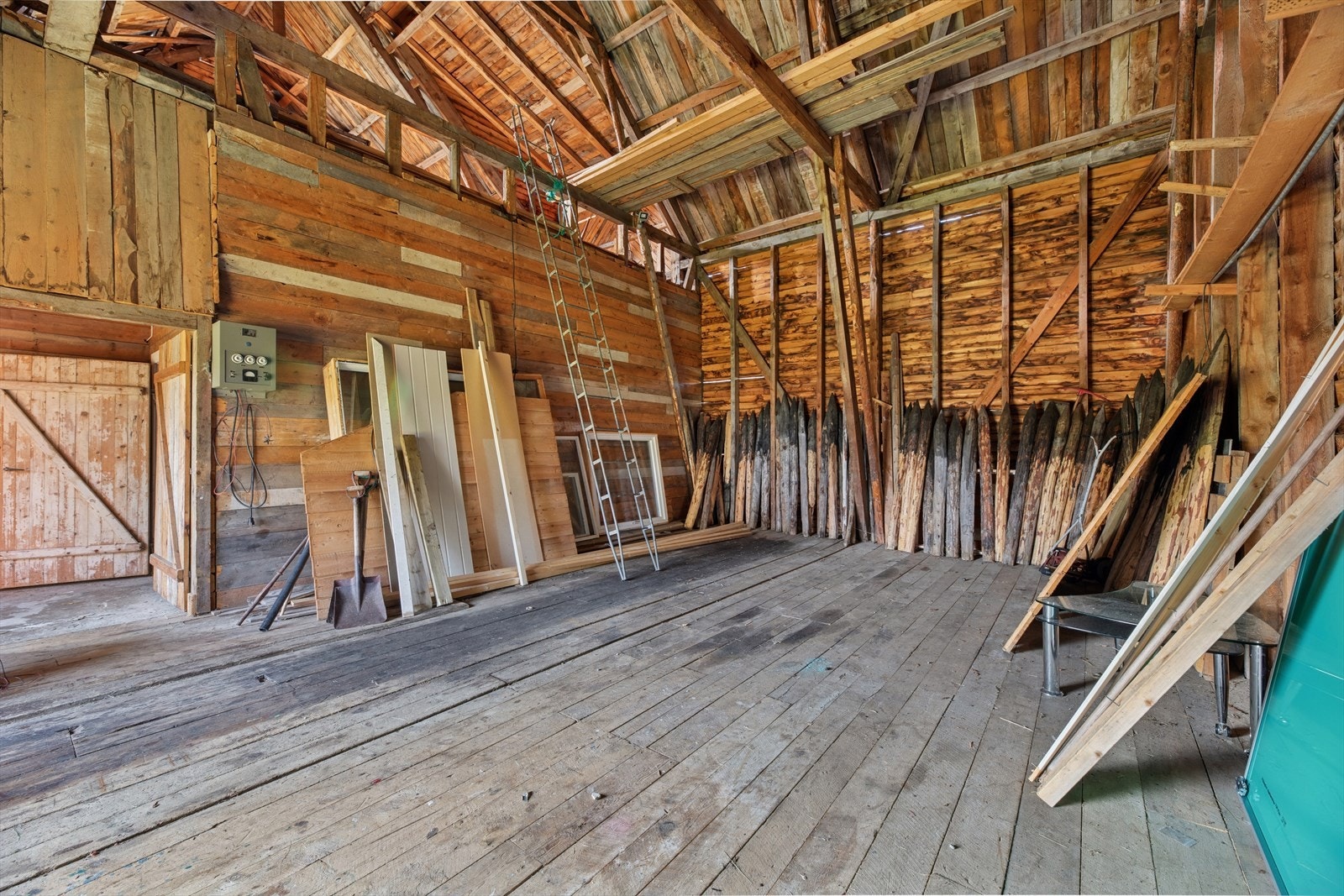 Låven brukes hovedsakelig til oppbevaring av utstyr og materialer, og gir god plass til lagring under tak. Galleribilde