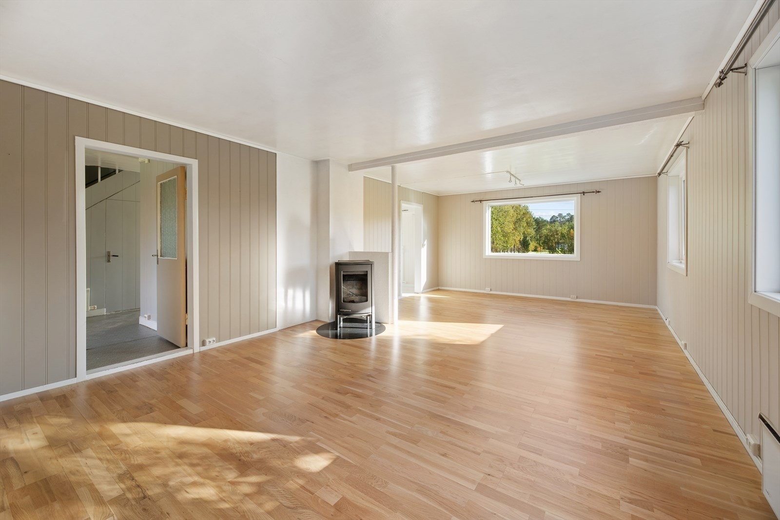 Lys og romslig stue med gode innredningsmuligheter til sofagruppe og tv-møblement. Galleribilde