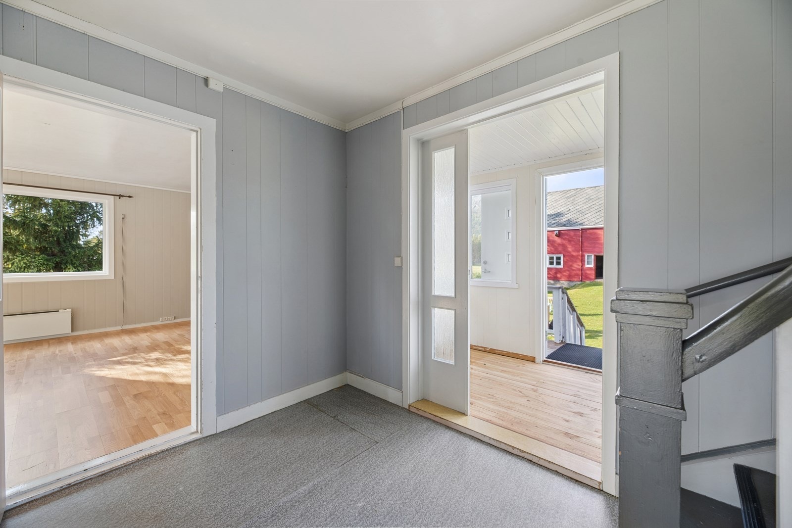 Eneboligen har en luftig gang som ønsker deg velkommen inn. Galleribilde