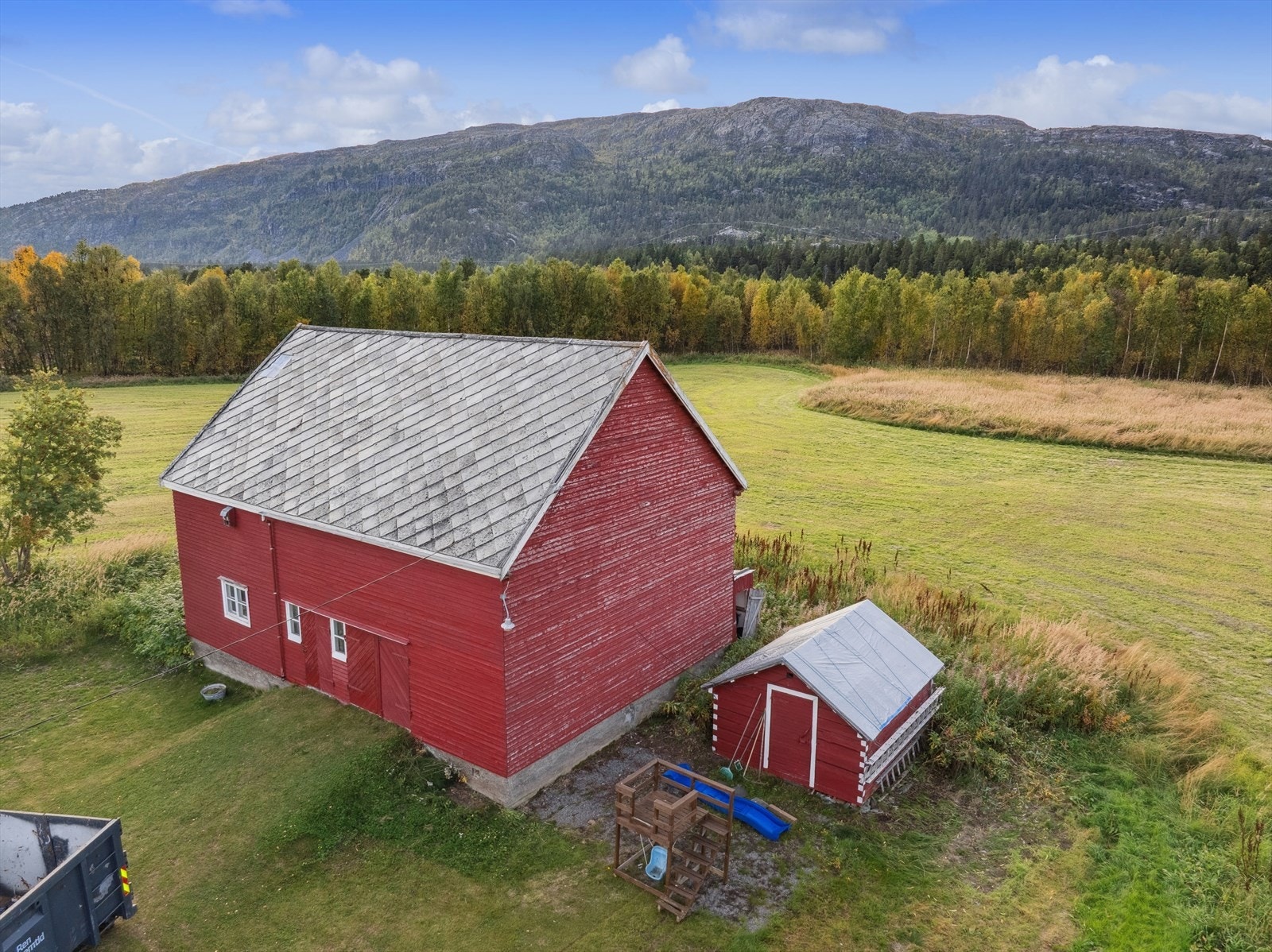 Her ser vi en eldre låve som i dag benyttes som lager. Til høyre for låven ligger en gammel utebod. Galleribilde