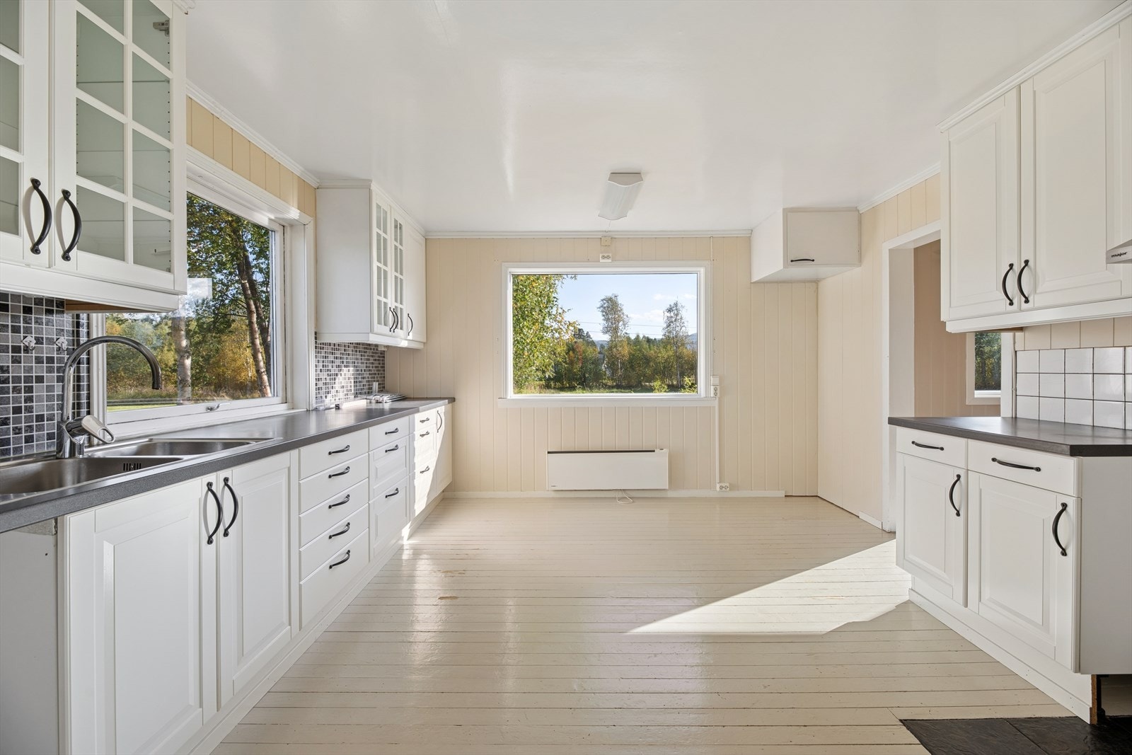 Kjøkkenet har innredning (2015) med profilerte fronter laminert benkeplate innredning med nedfelt vaskekum. Kjøkkenventilator med avtrekk ut via skorstein. Galleribilde